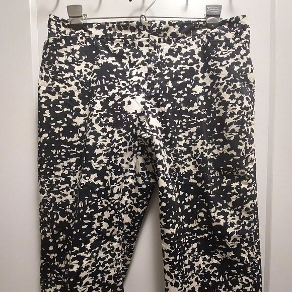 COLDWATER CREEK Women's Black and White Floral Capri Pants w/Pockets - Sz 12 - Picture 7 of 13